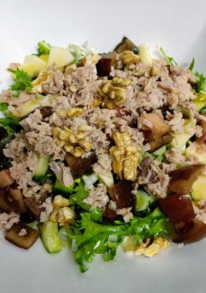 Una foto de Ensalada de brotes tiernos, pepino, manzana y nuez
