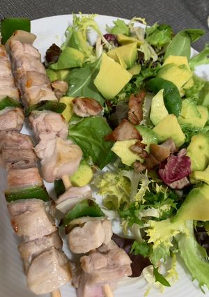 Una foto de Brochetas de pollo con verduras