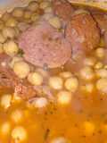 Guisado español de garbanzos y chorizo colorado