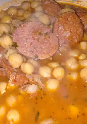 Una foto de Guisado español de garbanzos y chorizo colorado