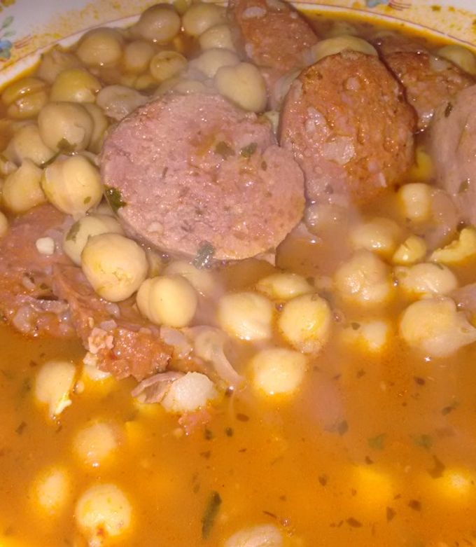 Una foto de Guisado español de garbanzos y chorizo colorado