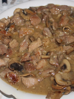 Una foto de Ragú de pavo en salsa y champiñones