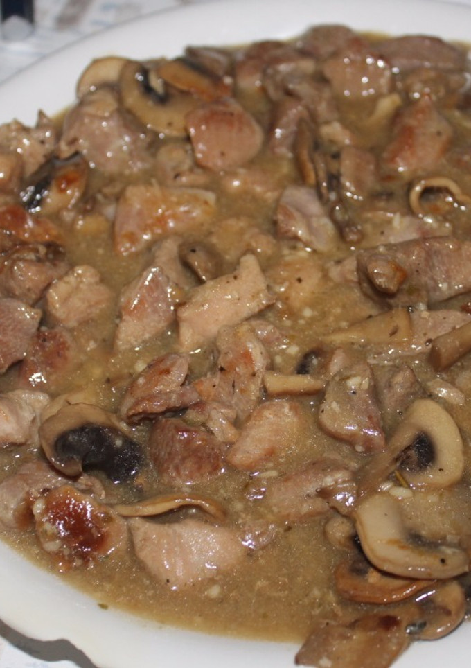 Una foto de Ragú de pavo en salsa y champiñones