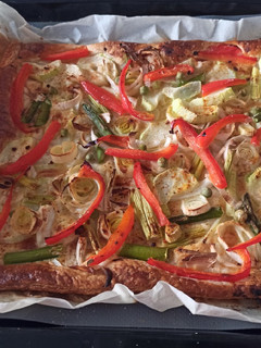 Una foto de Coca de verduras exprés con hojaldre