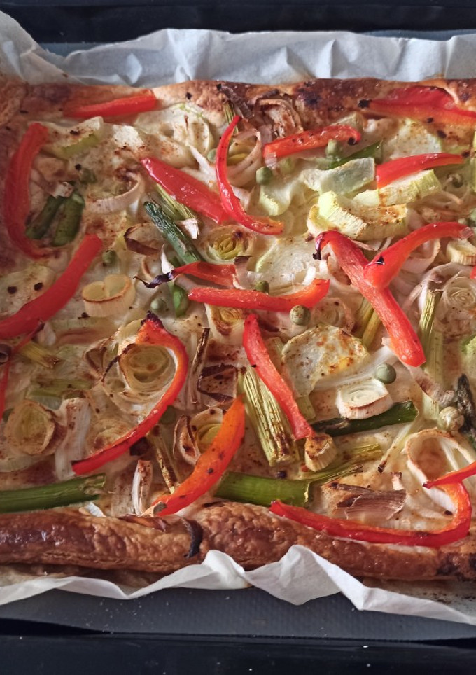 Una foto de Coca de verduras exprés con hojaldre