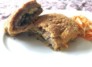 Una foto de Milanesa rellena de espinaca y provolone