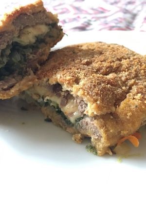 Una foto de Milanesa rellena de espinaca y provolone
