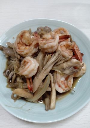 Hình của món Tôm xào nấm.