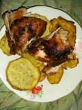 Pollo asado con patatas y plátanos fritos