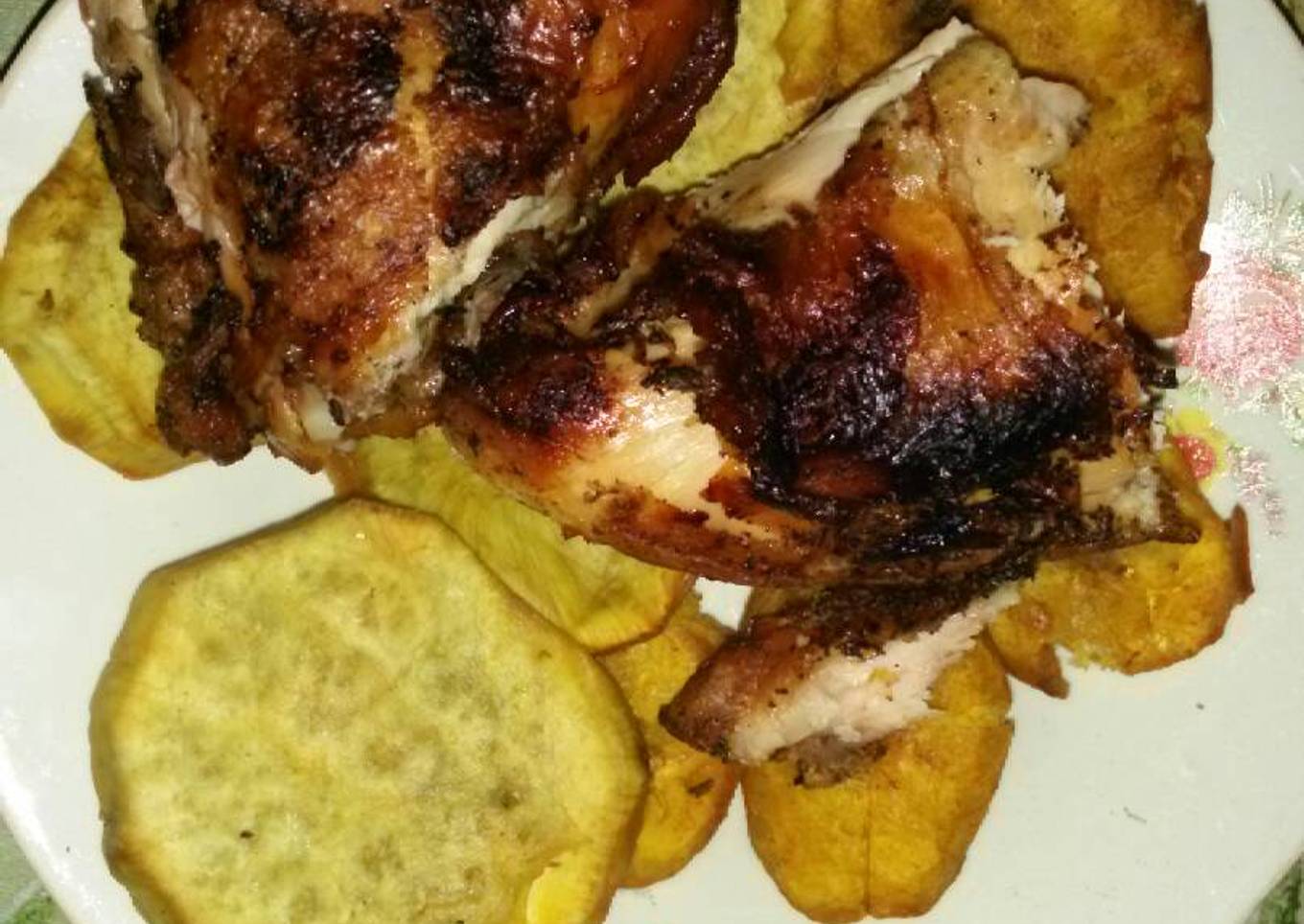 Pollo asado con patatas y plátanos fritos