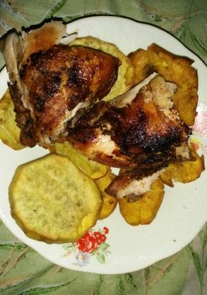Una foto de Pollo asado con patatas y plátanos fritos