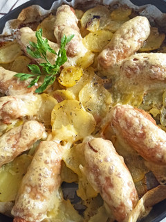 Borsos-fokhagymás húsrudak, kakukkfüves burgonya ágyon sütve recept fotója