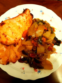Una foto de Pechuga rebozada, horno + guarnición... patata, cebolla, puerro, zanahoria y pimiento