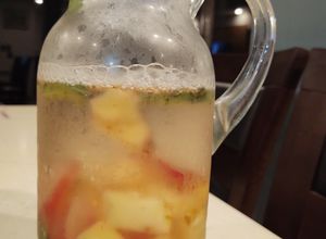 Una foto de Agua detox de piña, fresa y menta