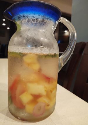 Una foto de Agua detox de piña, fresa y menta