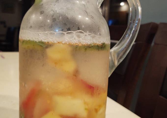 Agua detox de piña, fresa y menta Receta de Bonnie Maldonado - Cookpad