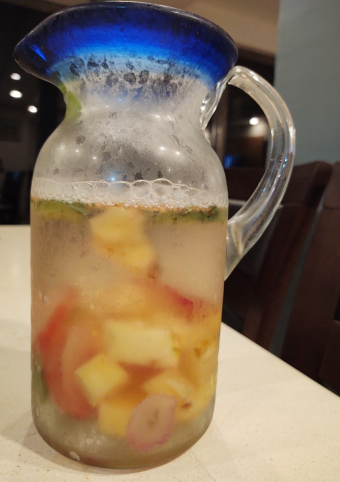 Una foto de Agua detox de piña, fresa y menta