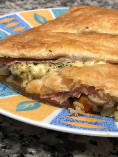 Una foto de Masa de hojaldre rellena de verduras