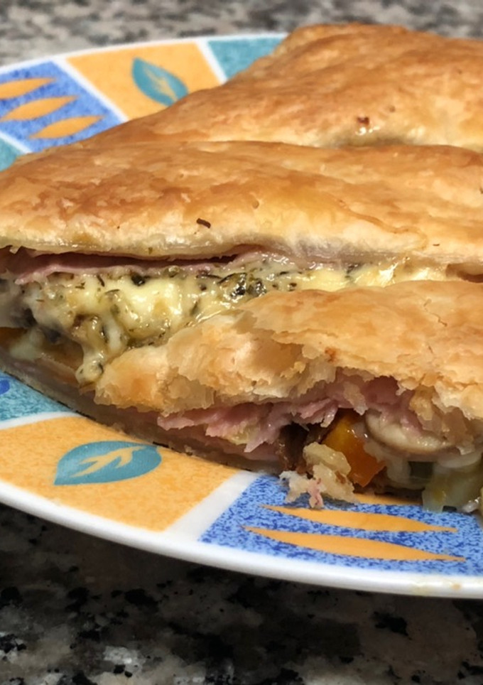 Una foto de Masa de hojaldre rellena de verduras