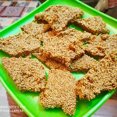 A picture of Samak Rice Chikki.
