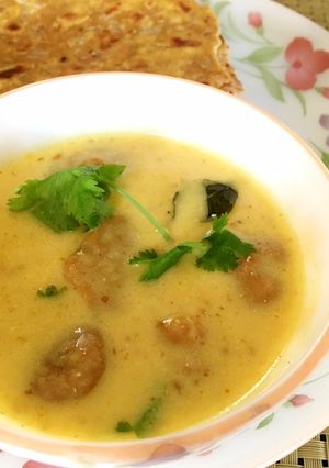 A picture of Kadhi Pakoda.