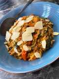 Orzo pilaf italien al spinaci & pomodori avec du grana padano & des amandes effilées