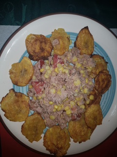 Una foto de Ensalada de atún con tostones...🇩🇴🇩🇴😎