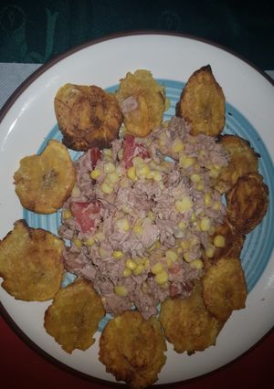 Una foto de Ensalada de atún con tostones...🇩🇴🇩🇴😎