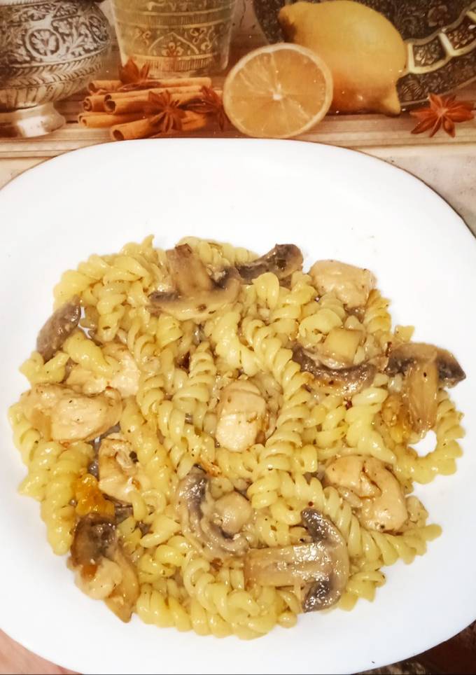Паста з куркою і грибами