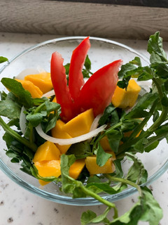Una foto de Ensalada de berros con mango