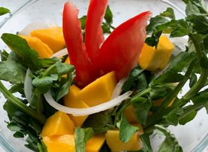 Una foto de Ensalada de berros con mango