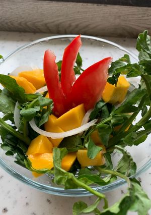 Una foto de Ensalada de berros con mango