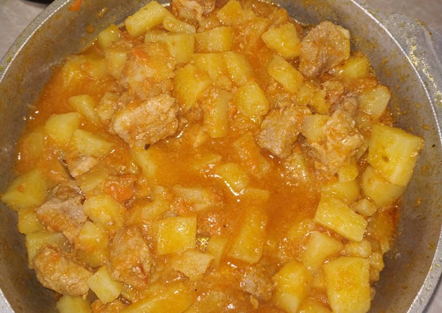 Свинина с картошкой на сковороде тушеная. Картошка с мясом. Картофель тушеный с мясом. Тушёная картошка с мясом в мультиварке. Тушёная картошка с мясом.