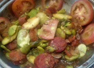 Una foto de Habas Guisadas con Chorizo y Tomate🍅