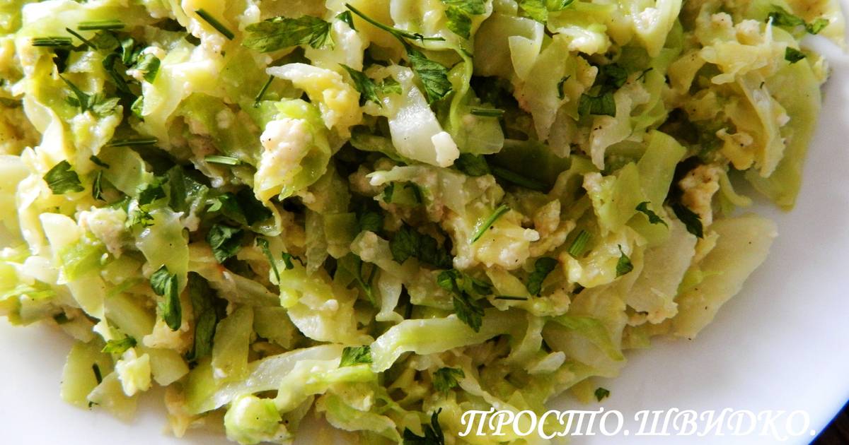 Жареная капуста с сыром и яйцами