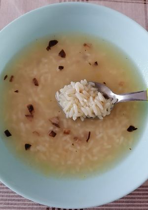 Una foto de Sopa de arroz con ajo