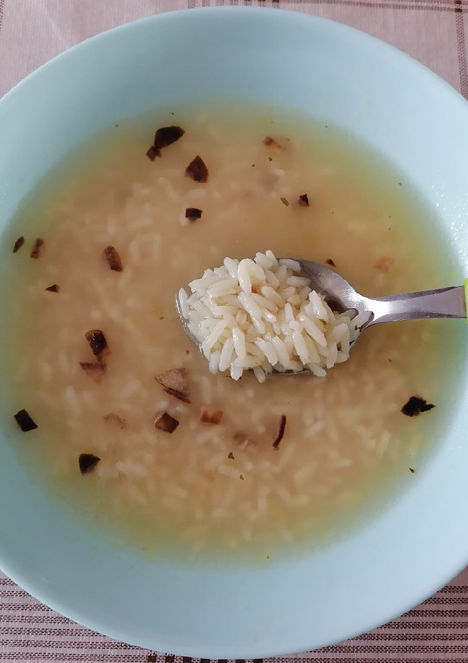 Una foto de Sopa de arroz con ajo