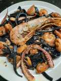 Fideos negros de Pascua con mejillones, camarones y pulpitos