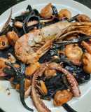 Fideos negros de Pascua con mejillones, camarones y pulpitos
