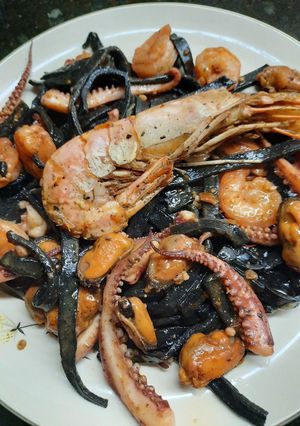 Una foto de Fideos negros de Pascua con mejillones, camarones y pulpitos