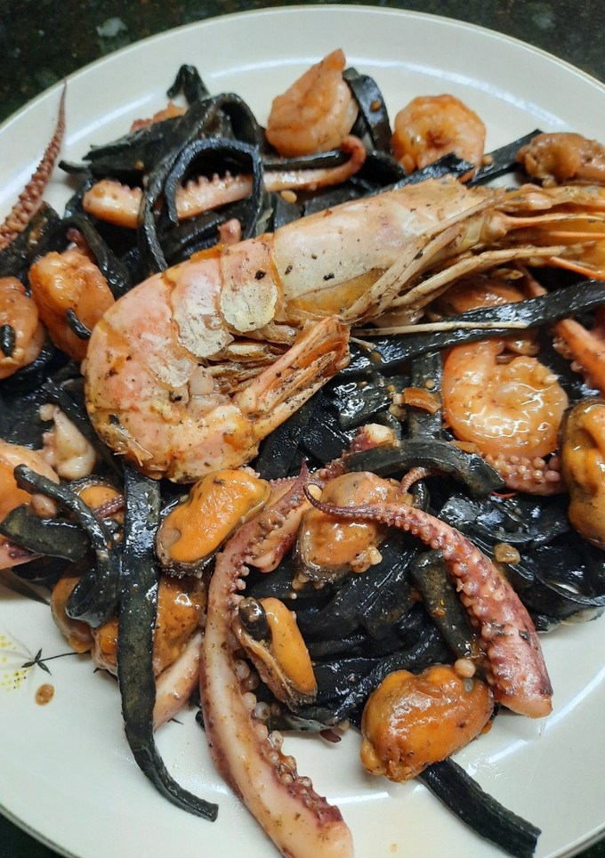 Una foto de Fideos negros de Pascua con mejillones, camarones y pulpitos