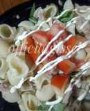 Fideos coditos con atún y albahaca