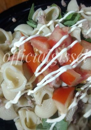 Una foto de Fideos coditos con atún y albahaca