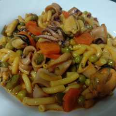 Una foto de Fideuá con calamares y mejillones