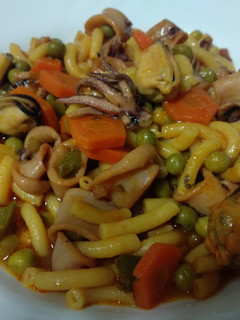 Una foto de Fideuá con calamares y mejillones
