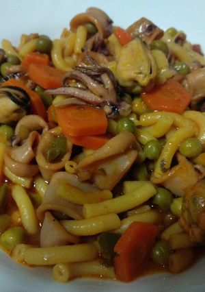 Una foto de Fideuá con calamares y mejillones