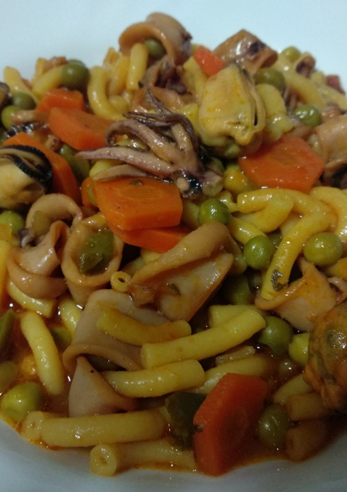 Una foto de Fideuá con calamares y mejillones
