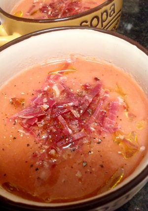 Una foto de Sopa fría de tomate o salmorejo