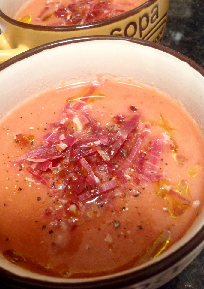 Una foto de Sopa fría de tomate o salmorejo