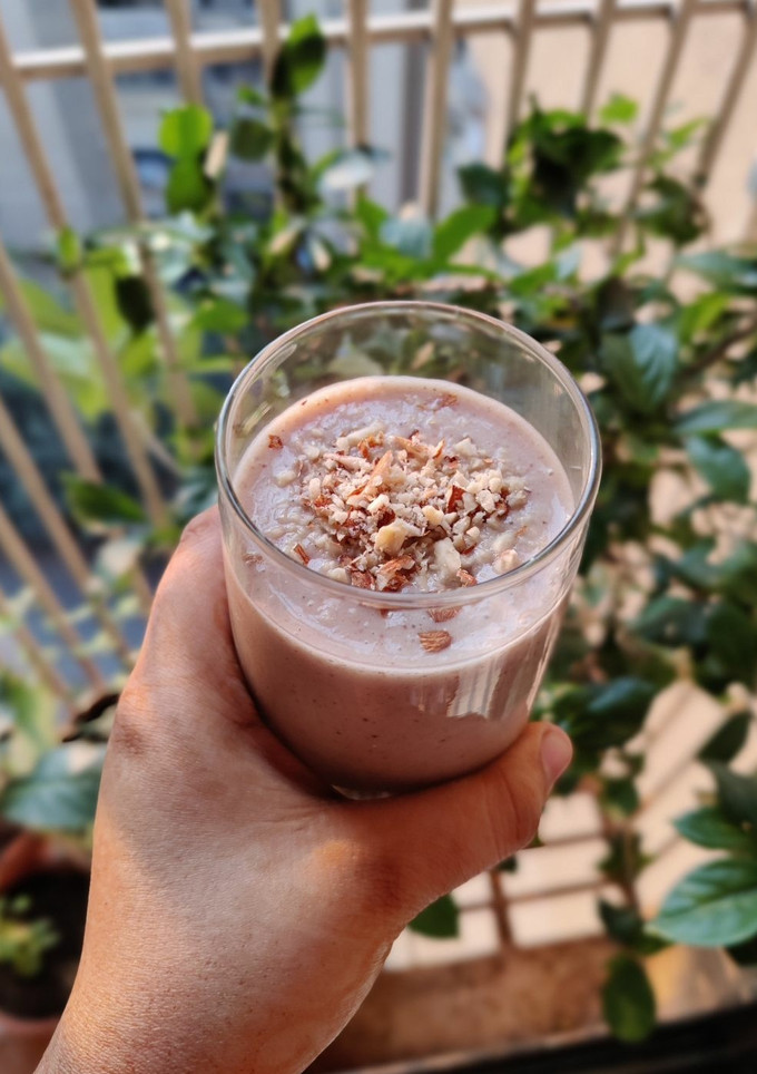 A picture of Banana Date Shake.